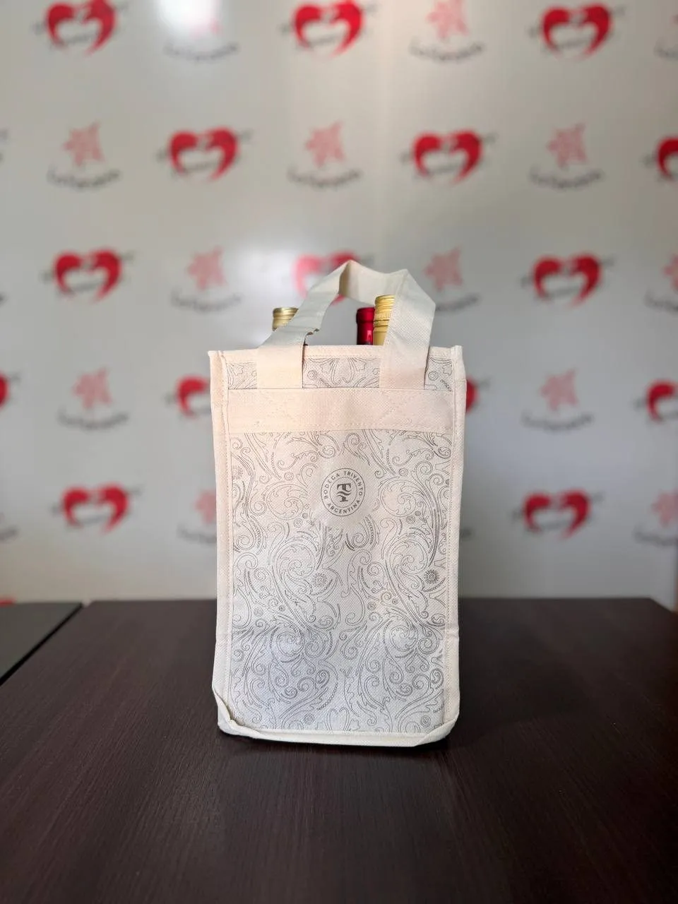 Bolsa de friselina clara con cuatro botellas de vino en su interior