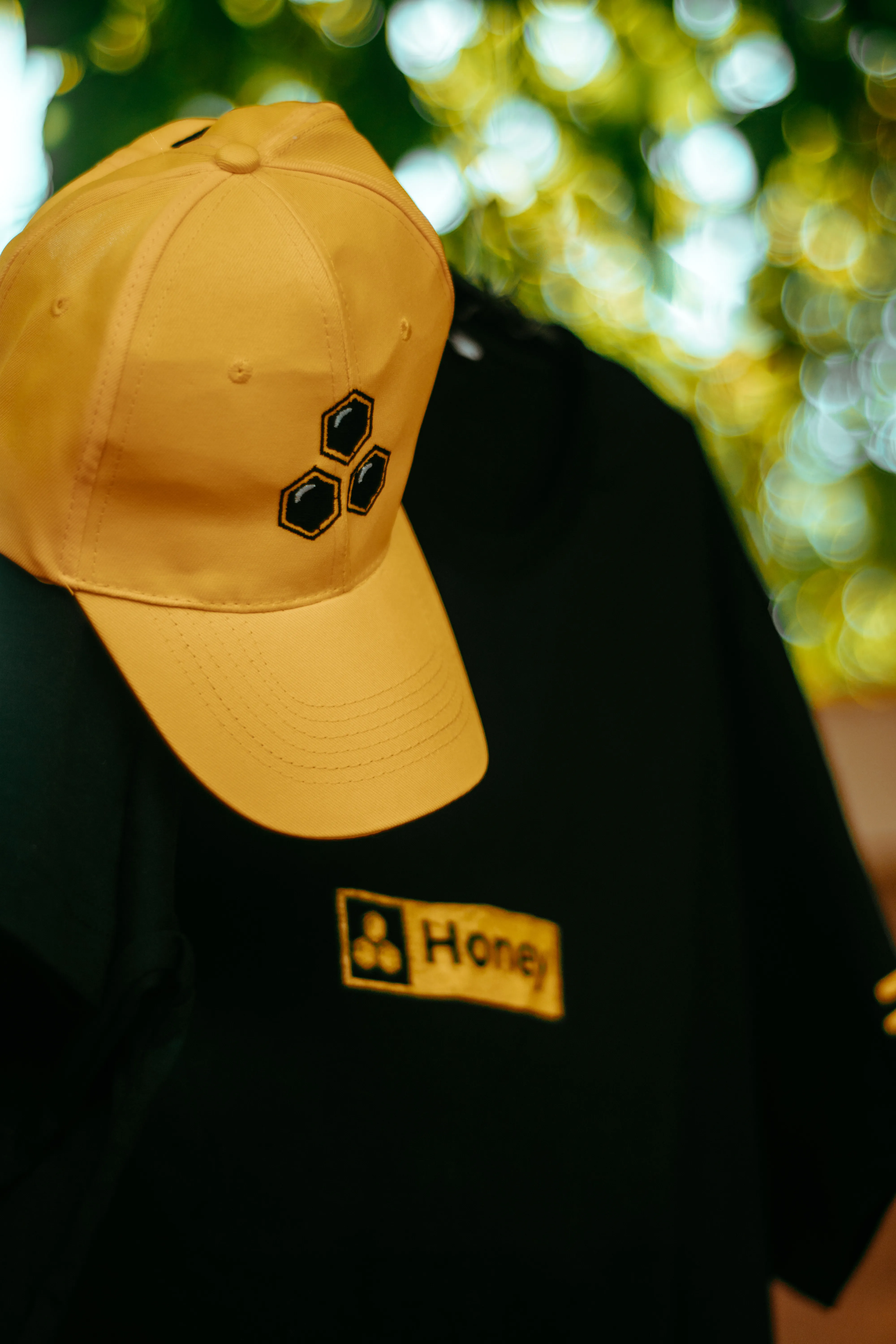 Remera y gorra personalizadas exhibidas juntas, ejemplo de estampado serigrafiado