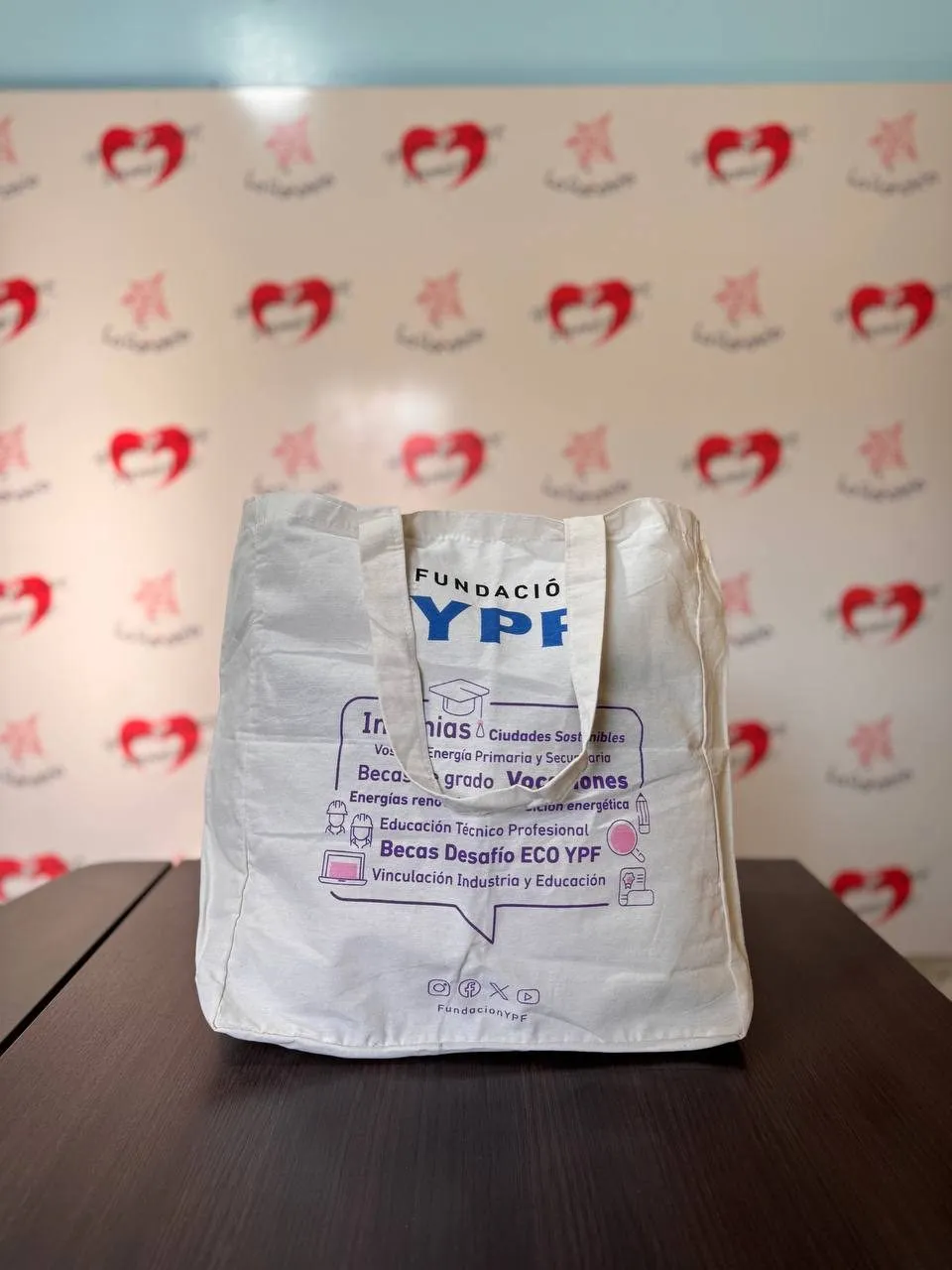 Bolsa de lienzo con fuelle lateral y de base, apoyada sobre una mesa