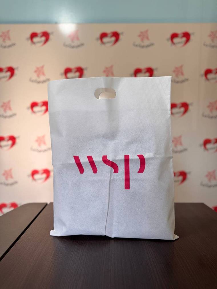 Bolsa blanca de friselina con manija troquelada y logo impreso en rojo
