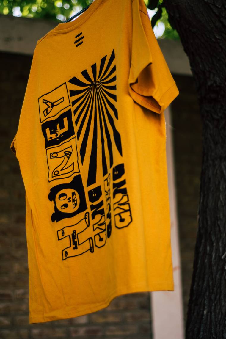 Remera amarilla con estampado serigrafiado a varios colores