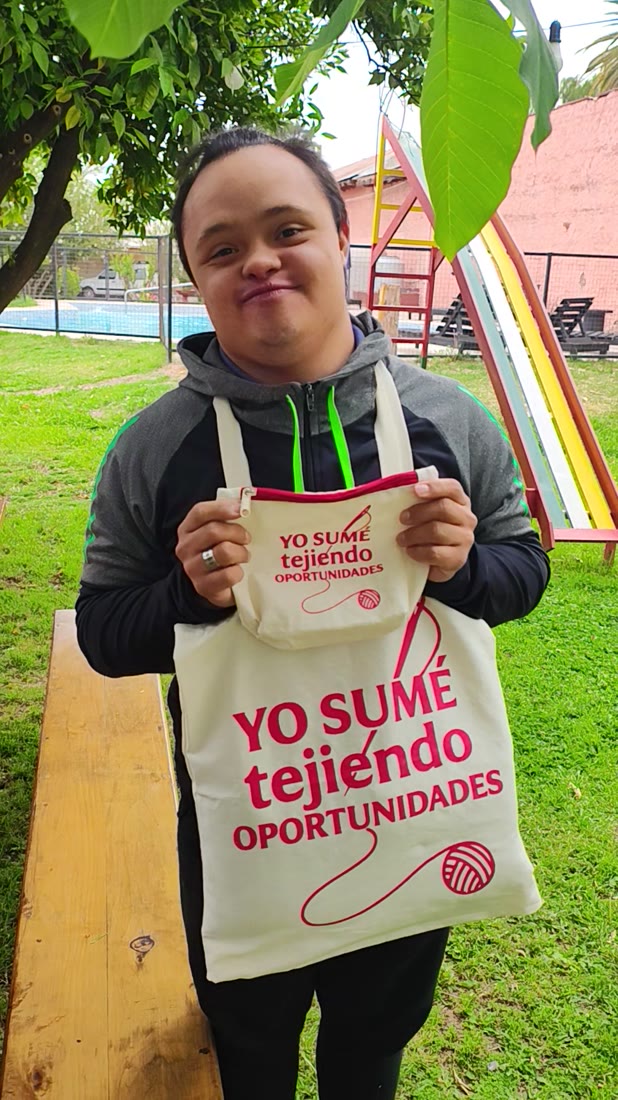 Trabajadora de La Rañatela con la bolsa Yo sumé estampada en rojo